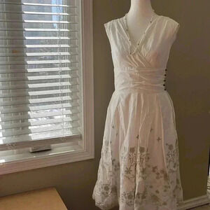 [42]Zarina White Embroidered Sleeveless Pull  Over Mid Dress with Side zipper